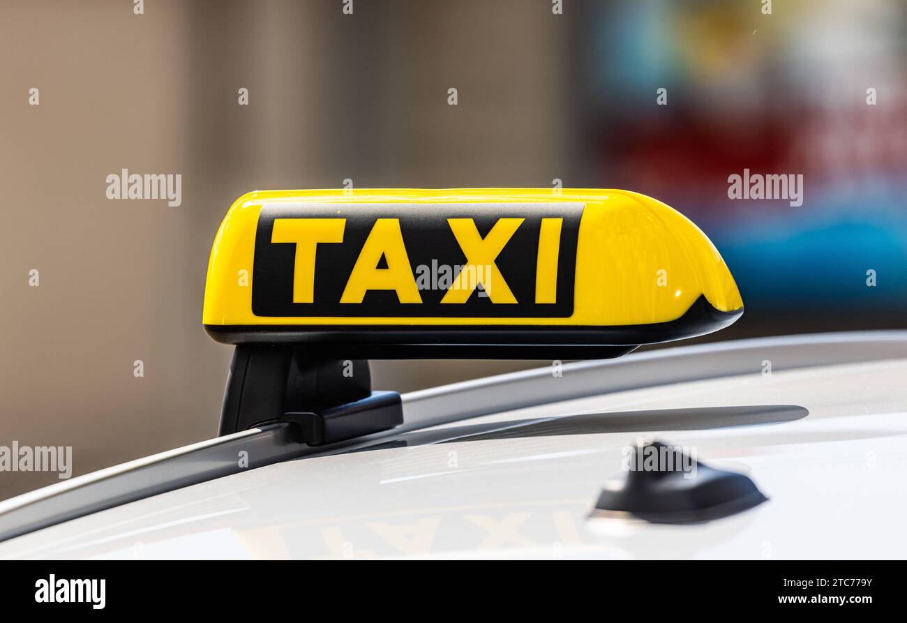 Taxi Schild auf dem Dach von Taxis, welche in den meisten Städten zum öffentlichen Verkehr zählen. Freiburg im Breisgau, Deutschland, 07.08.2023 *** Cab sign on the roof of cabs, which are part of public transportation in most cities Freiburg im Breisgau, Germany, 07 08 2023 Stock Photo