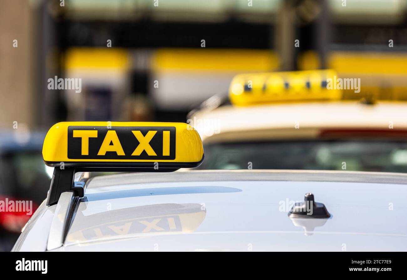 Taxi Schild auf dem Dach von Taxis, welche in den meisten Städten zum öffentlichen Verkehr zählen. Freiburg im Breisgau, Deutschland, 07.08.2023 *** Cab sign on the roof of cabs, which are part of public transportation in most cities Freiburg im Breisgau, Germany, 07 08 2023 Stock Photo