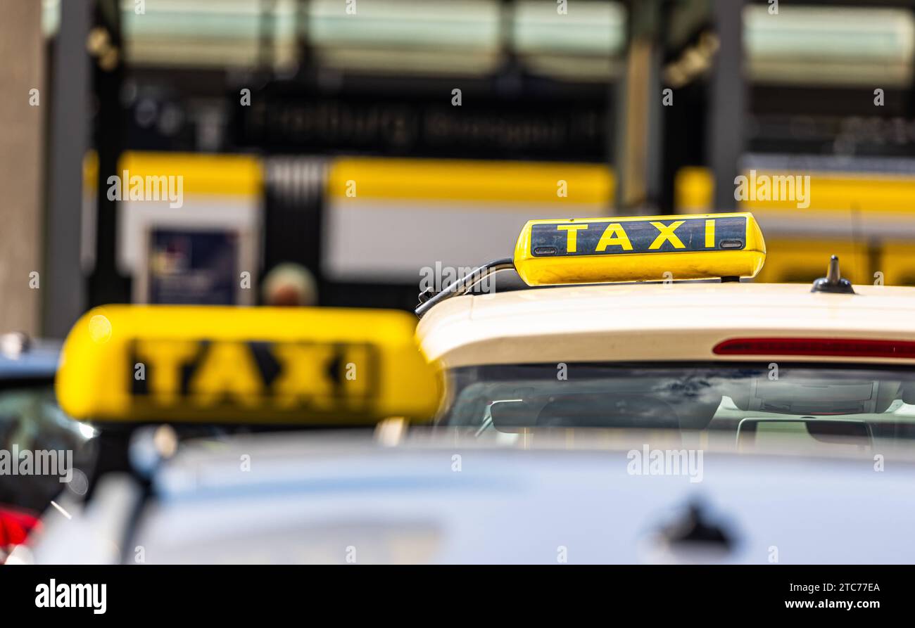 Taxi Schild auf dem Dach von Taxis, welche in den meisten Städten zum öffentlichen Verkehr zählen. Freiburg im Breisgau, Deutschland, 07.08.2023 *** Cab sign on the roof of cabs, which are part of public transportation in most cities Freiburg im Breisgau, Germany, 07 08 2023 Stock Photo