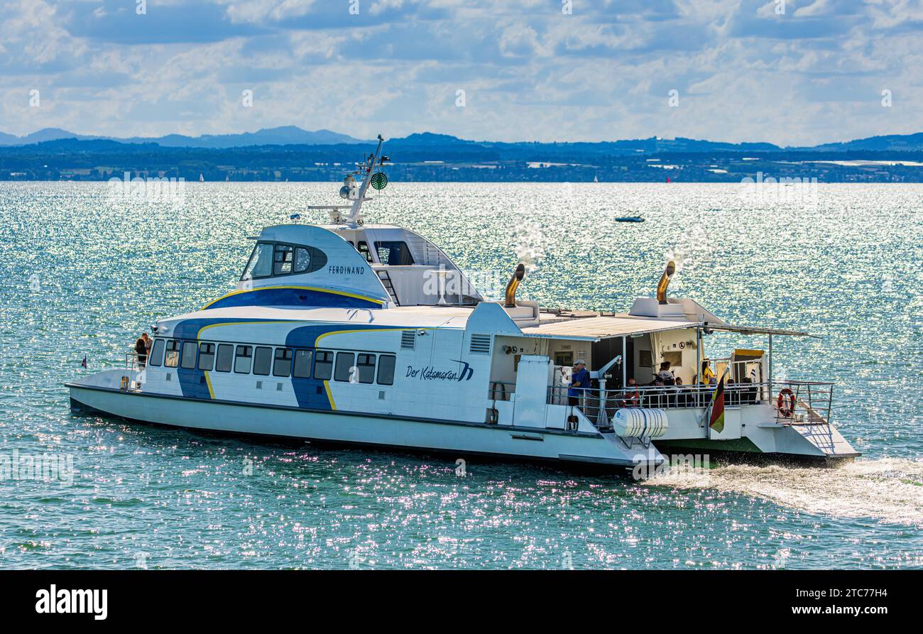 Katamaran Fridolin Der Katamaran Fridolin fährt mit Passagieren auf den Bodensee hinaus. Friedrichshafen, Deutschland, 21.08.2022 *** Catamaran Fridolin The catamaran Fridolin sails out onto Lake Constance with passengers Friedrichshafen, Germany, 21 08 2022 Credit: Imago/Alamy Live News Stock Photo