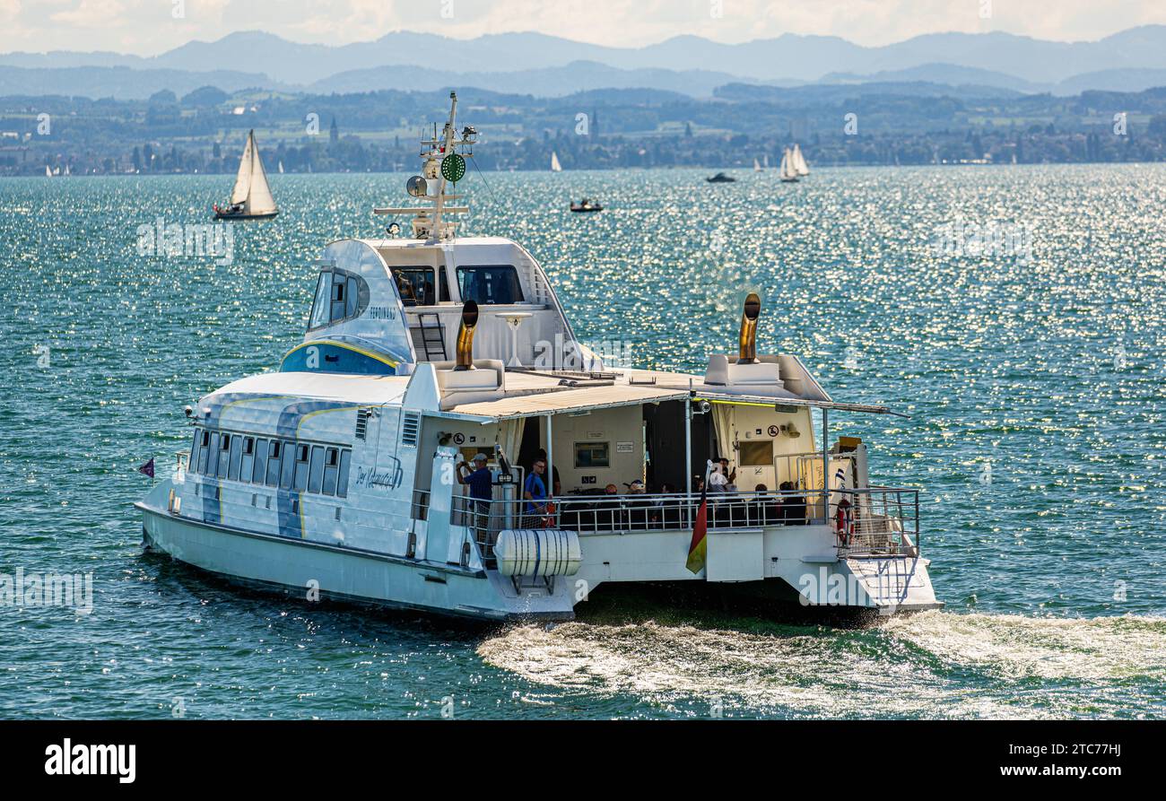 Katamaran Fridolin Der Katamaran Fridolin fährt mit Passagieren auf den Bodensee hinaus. Friedrichshafen, Deutschland, 21.08.2022 *** Catamaran Fridolin The catamaran Fridolin sails out onto Lake Constance with passengers Friedrichshafen, Germany, 21 08 2022 Credit: Imago/Alamy Live News Stock Photo
