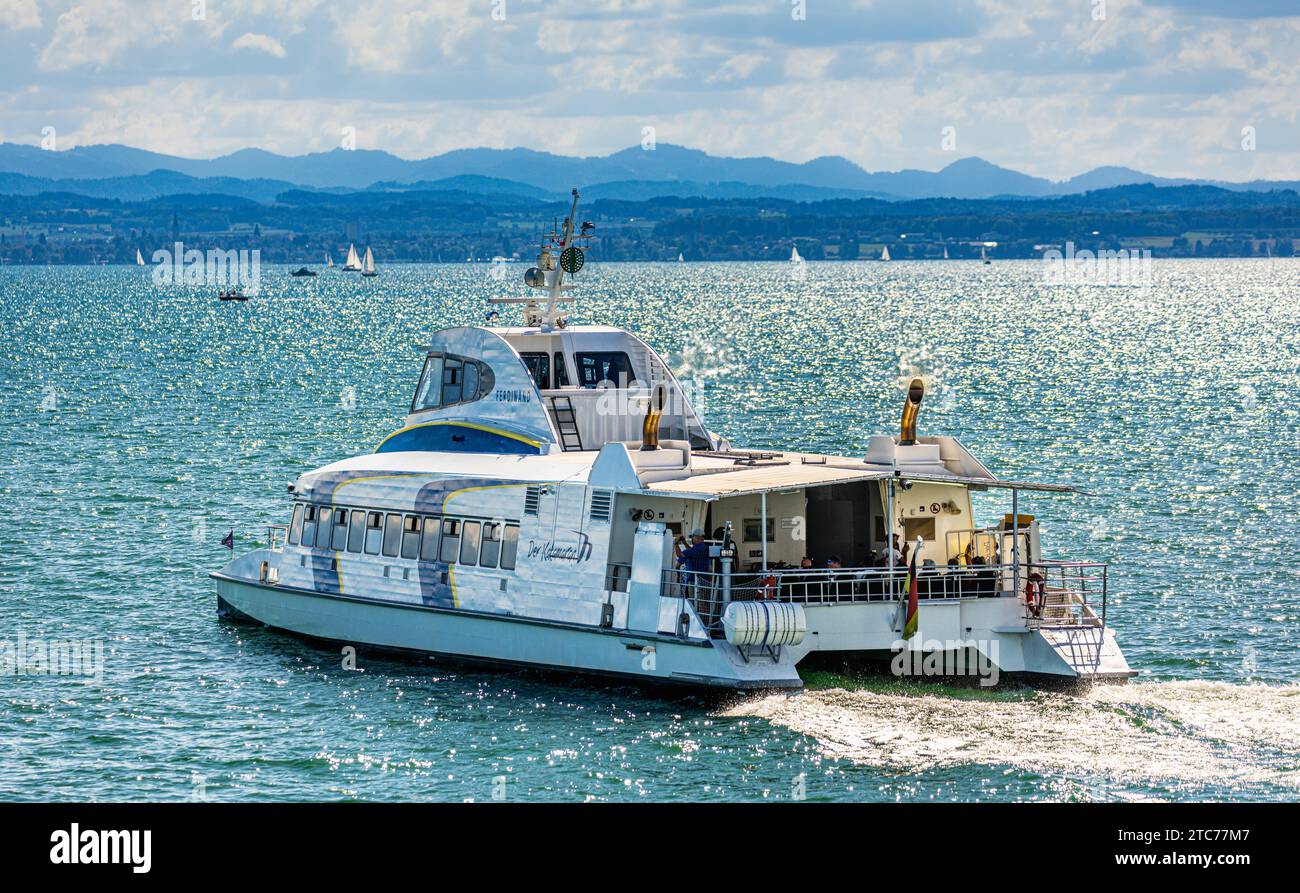 Katamaran Fridolin Der Katamaran Fridolin fährt mit Passagieren auf den Bodensee hinaus. Friedrichshafen, Deutschland, 21.08.2022 *** Catamaran Fridolin The catamaran Fridolin sails out onto Lake Constance with passengers Friedrichshafen, Germany, 21 08 2022 Stock Photo