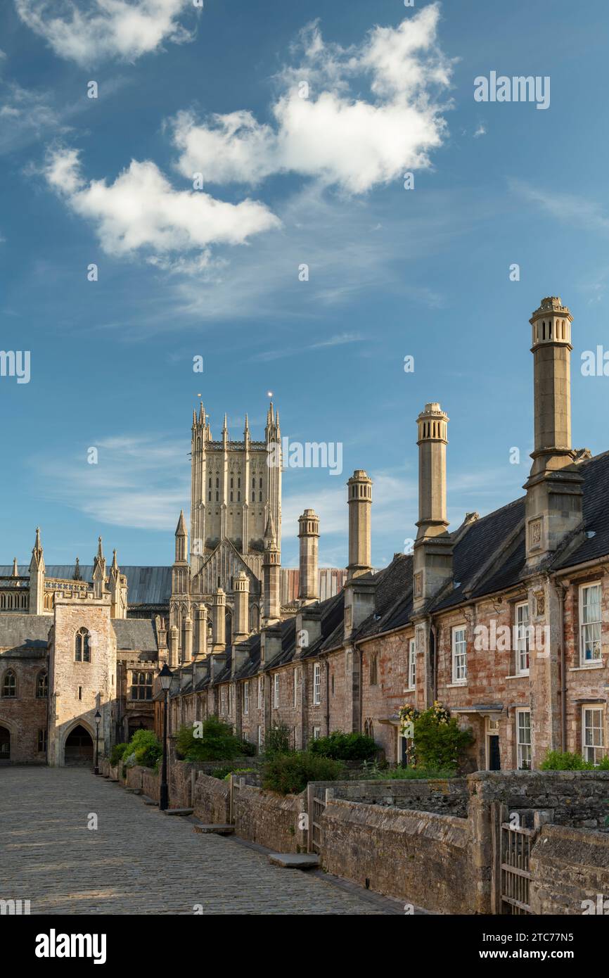 Wells Cathedral towering over Vicars' Close in Wells, Somerset, England.  Spring (May) 2019. Stock Photo