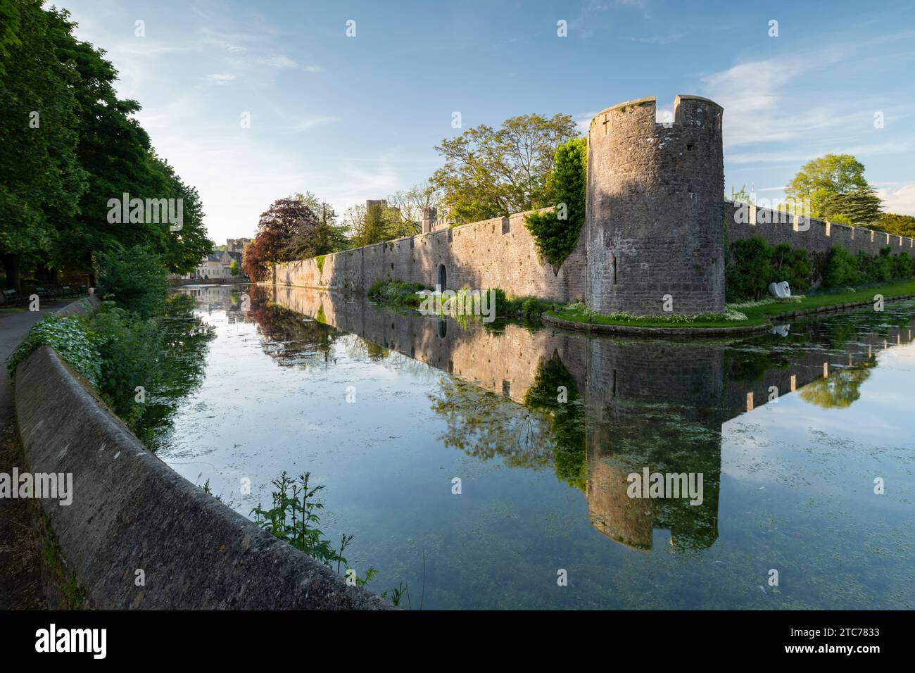 The Bishop's Palace reflected in its moat, Wells, Somerset, England.  Spring (May) 2019. Stock Photo