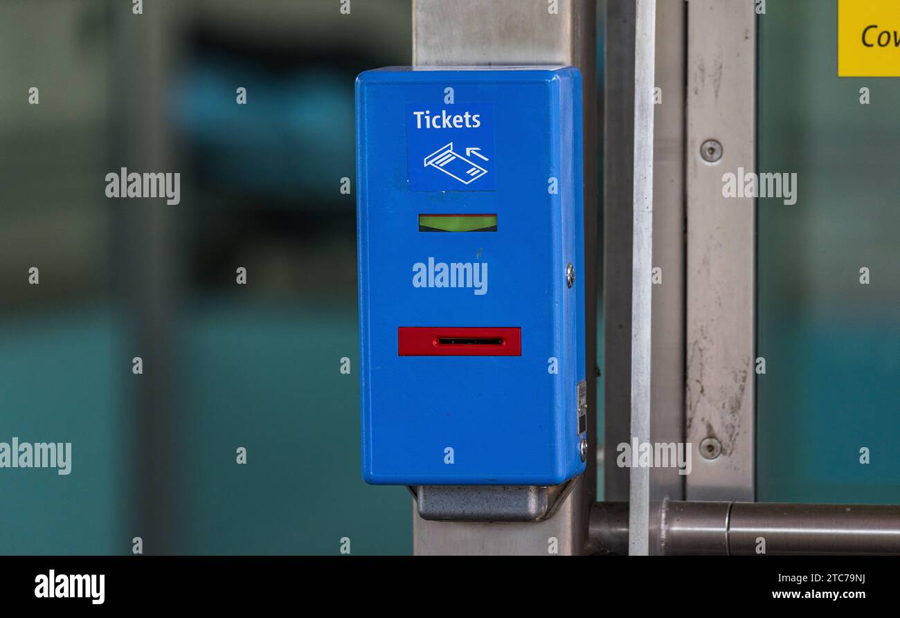 Entwertungsautomat Ein Entwertungsautomat wo Tickets für den öffentlichen Verkehr entwertet werden können. Garching b. München, Deutschland, 09.10.2022 *** Validation machine A validation machine where tickets for public transport can be validated Garching b München, Germany, 09 10 2022 Stock Photo