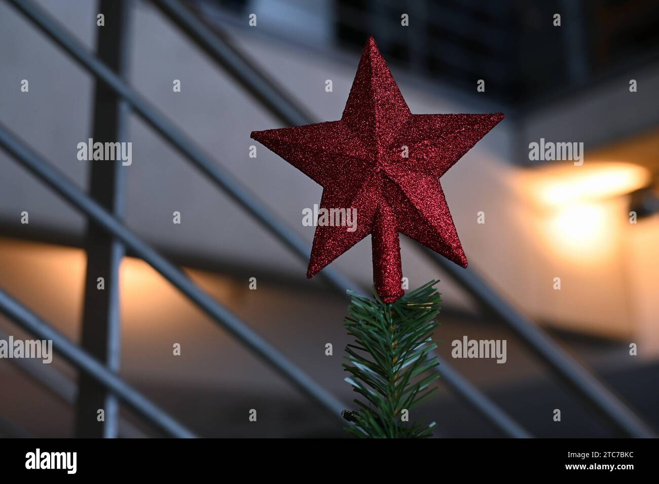 roter Weihnachts stern als Spitze eines Tannenbaum, Weihnachtsbaum *** red Christmas star as the top of a fir tree, Christmas tree Credit: Imago/Alamy Live News Stock Photo