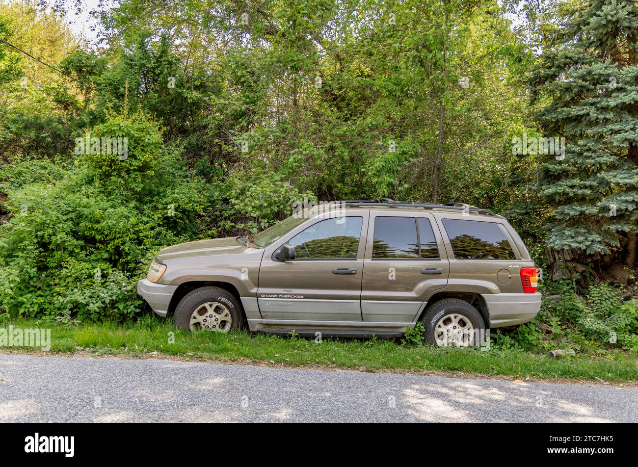 neglected jeep grand cherokee on the side of the road Stock Photo