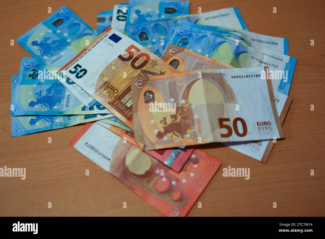 Einen Haufen Gelscheine *** A pile of banknotes Copyright: xLobeca/RHx Credit: Imago/Alamy Live News Stock Photo