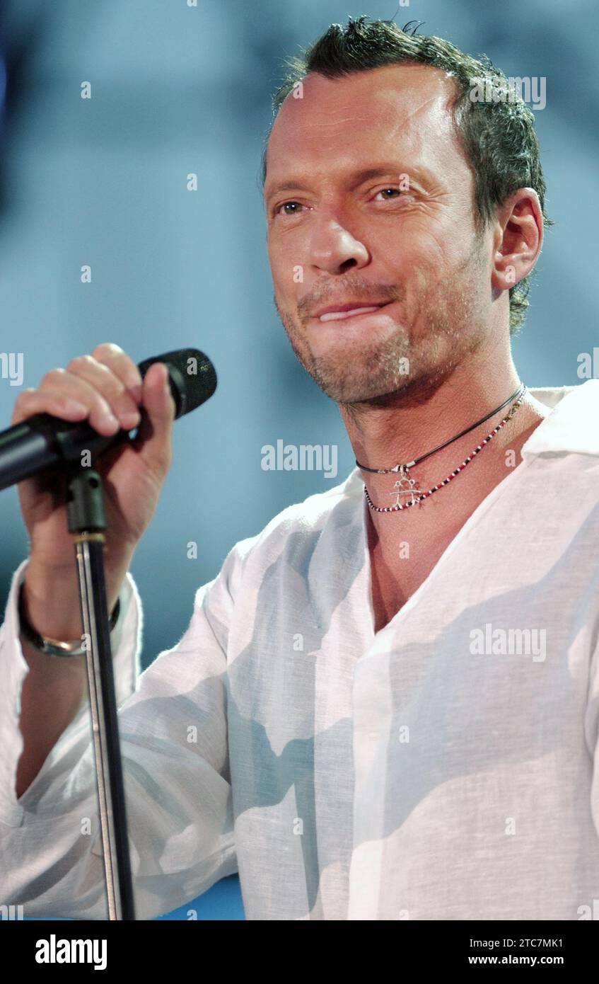 Biagio antonacci images 2004 hi-res stock photography and images