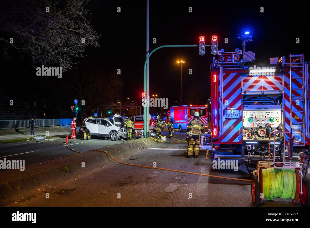 Feuerwehr und Rettungsdienst bei einem Verkehrsunfall in Essen im Einsatz *** Fire and rescue services deployed in a traffic accident in Essen Credit: Imago/Alamy Live News Stock Photo