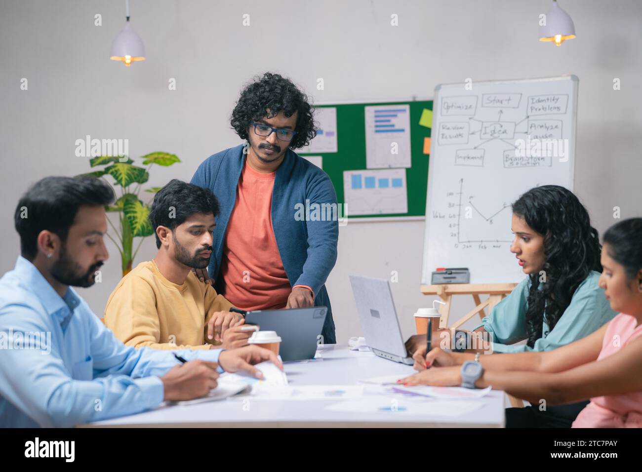 4k asian business team working hi-res stock photography and images - Alamy
