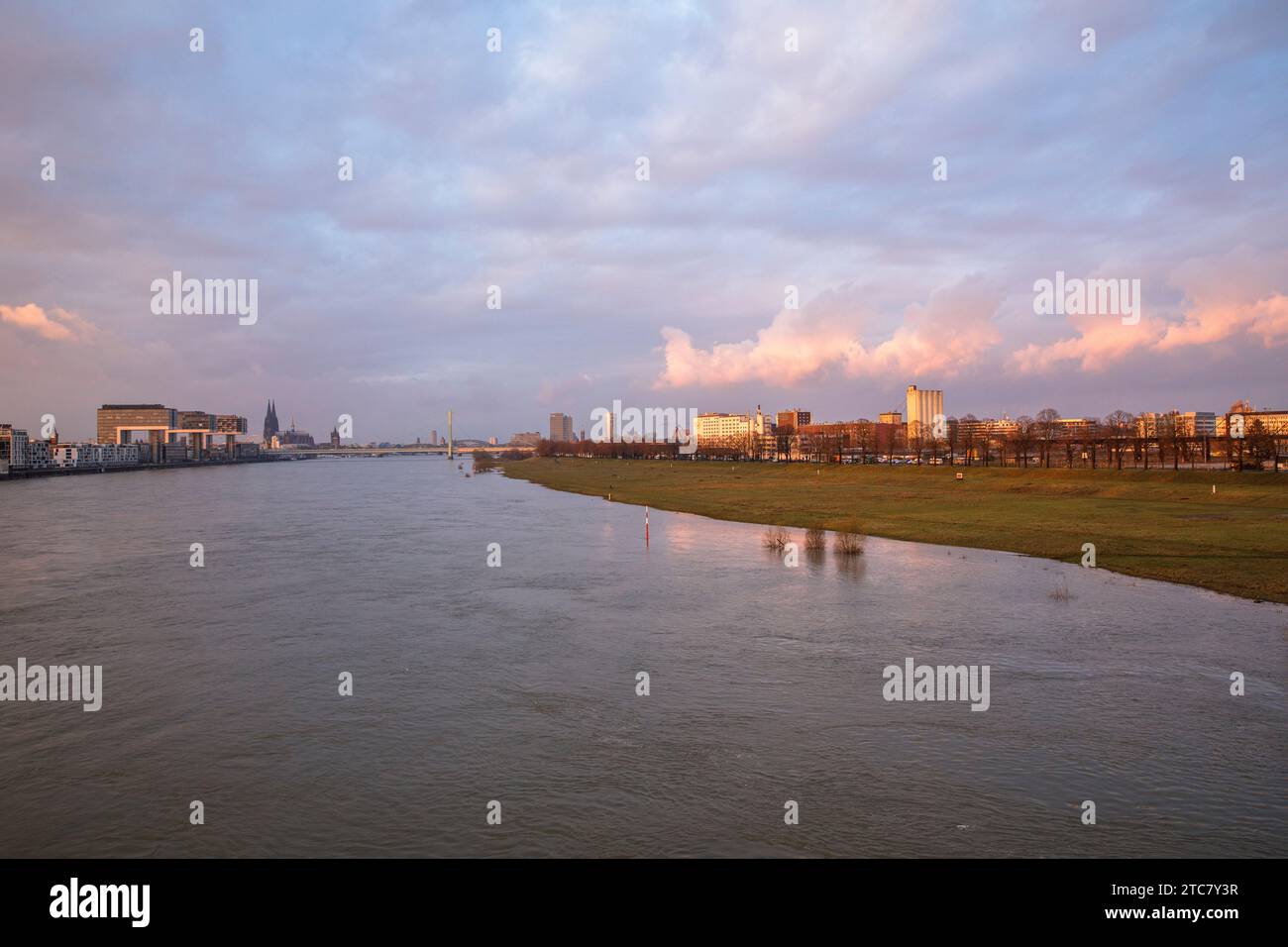 river Rhine, on the left the Rheinau harbor, the cathedral, on the right the harbor in the district Deutz, Cologne, Germany. der Rhein, links der Rhei Stock Photo