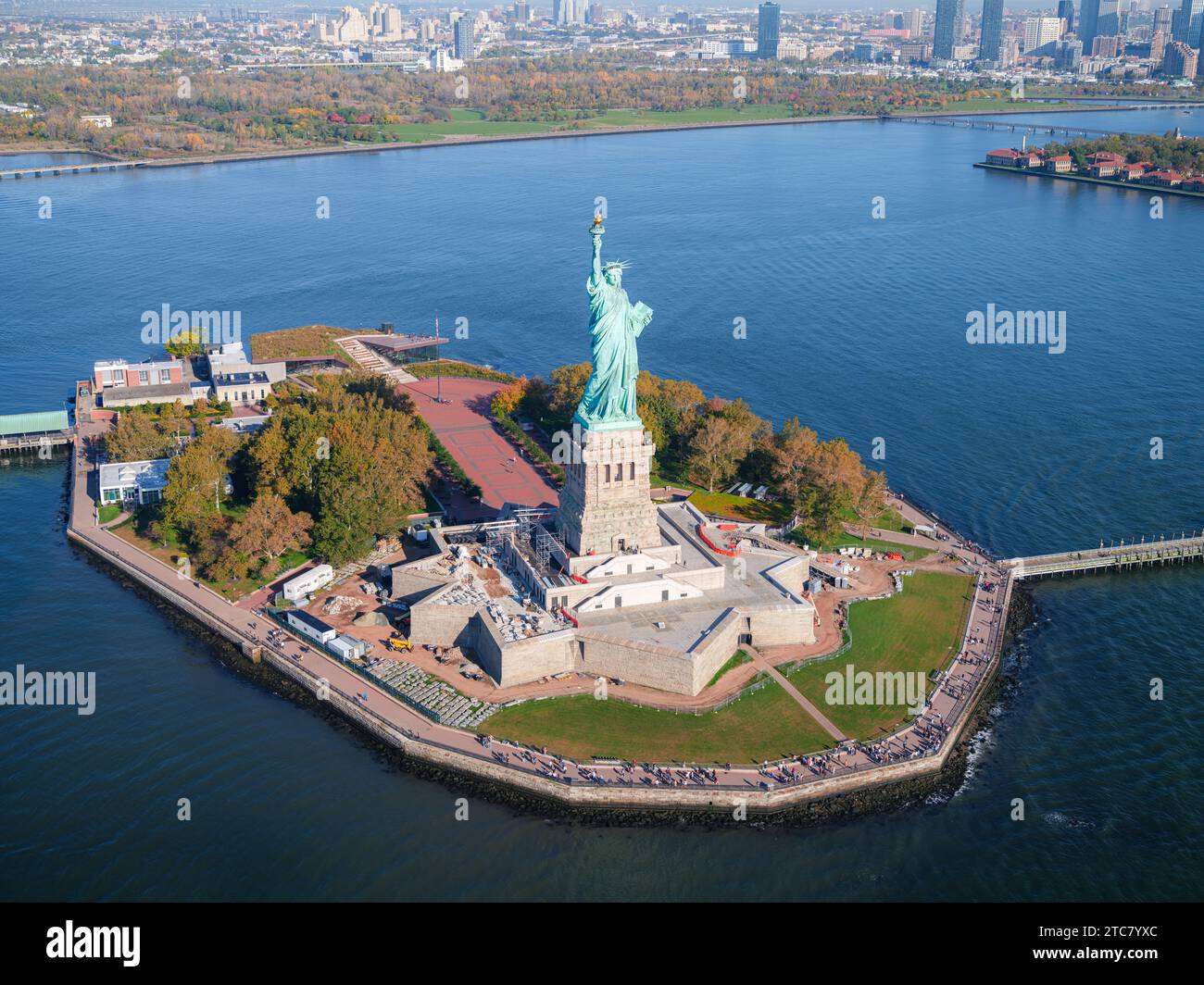 The Statue of Liberty was dedicated in 1886. In her left hand, she holds a tablet inscribed in Roman numerals: July 4th 1776 Stock Photo