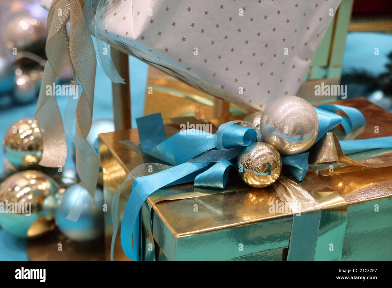 RECORD DATE NOT STATED Berlin - Deutschland. Hübsch eingepacktes Weihnachtsgeschenk. *** Berlin Germany Beautifully wrapped Christmas present Credit: Imago/Alamy Live News Stock Photo