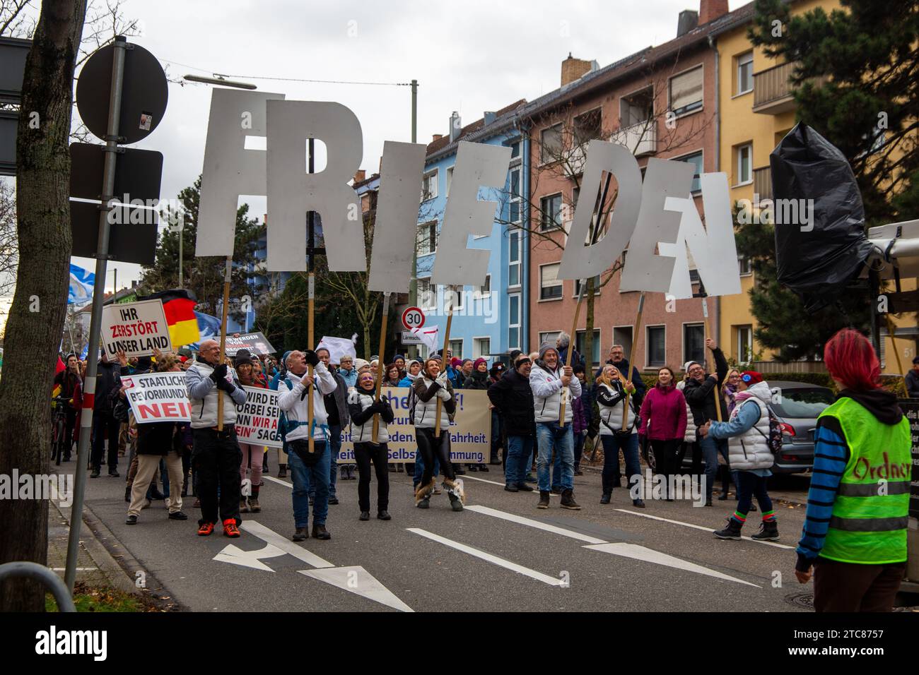 Karlsruhe, 10. Dezember 2023: Großdemo für die Aufarbeitung der Coronamaßnahmen. Dabei wurde gegen die Bundestagsabgeordneten, die für die einrichtung Stock Photo