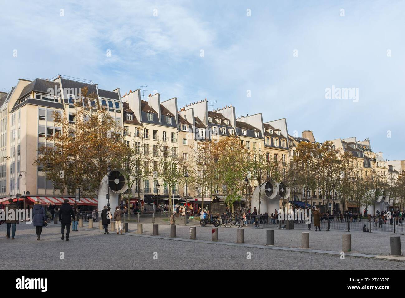 Paris, France, 2023. Visitors dwarfed by the huge ventilation shafts of the Centre national d'art et de culture Georges Pompidou located in the square Stock Photo