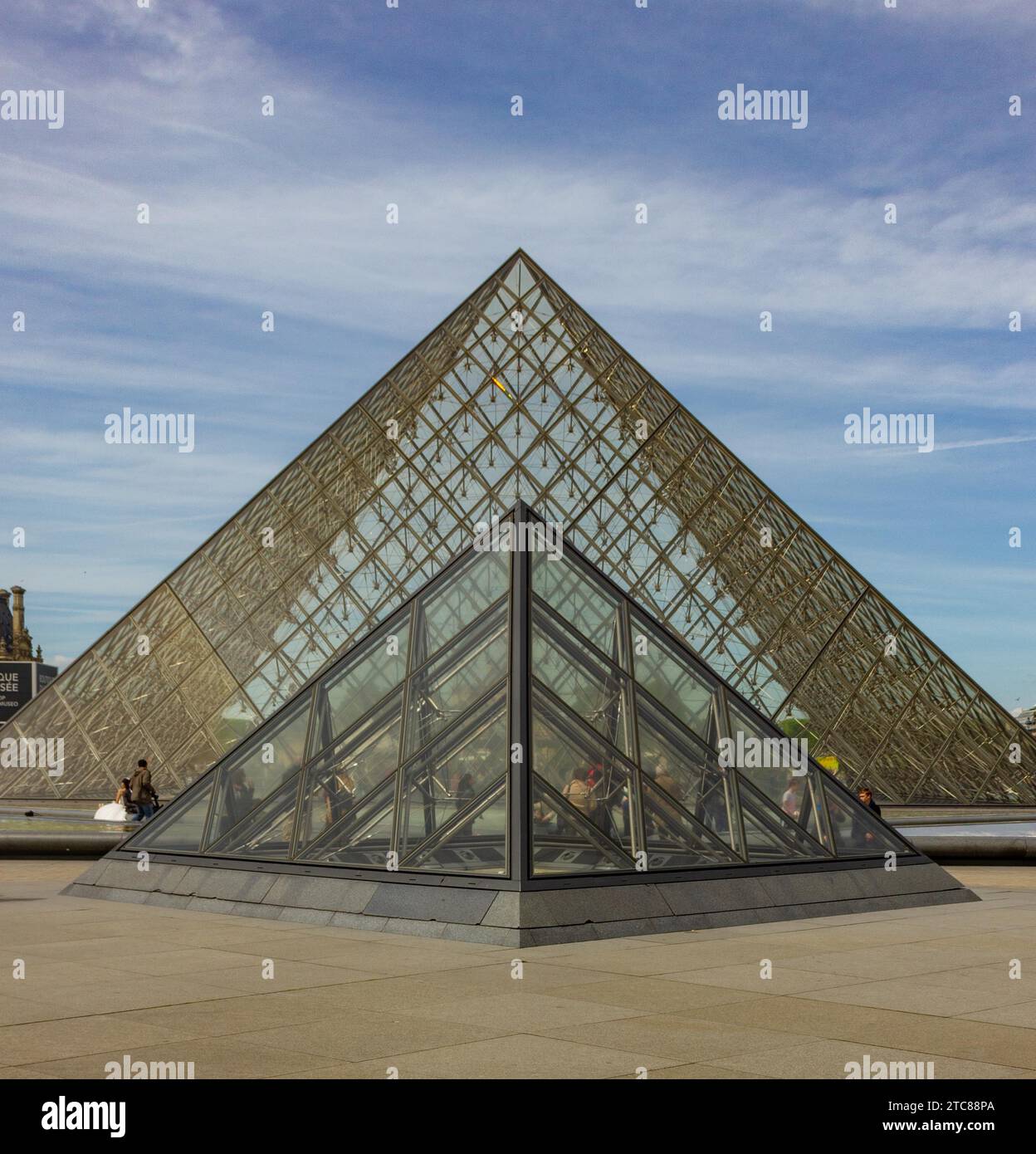 A picture of the iconic pyramids outside the Louvre Stock Photo - Alamy
