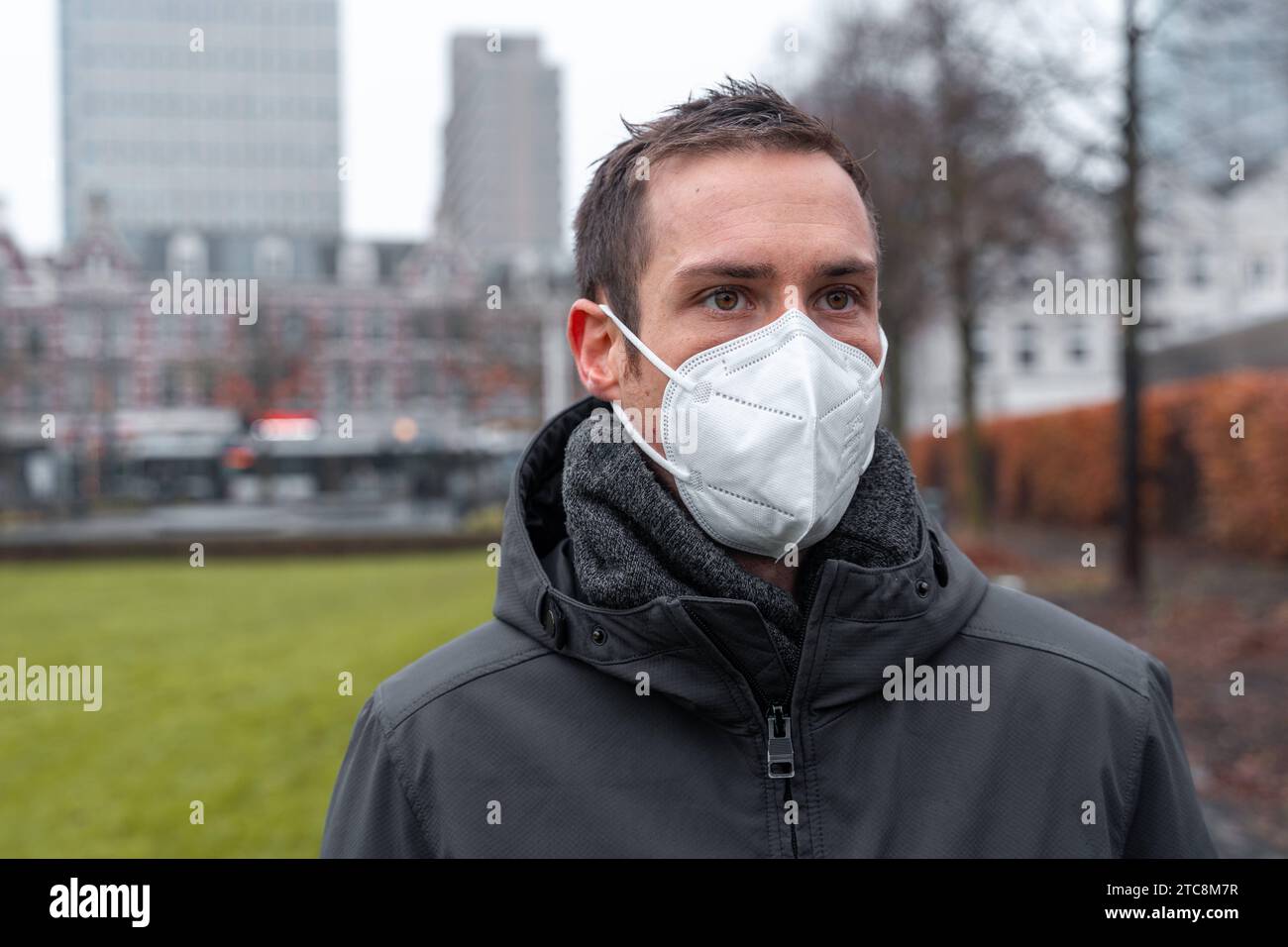 Rotterdam, Netherlands - December 5, 2023: A man wears an FFP2 mask to protect against the Covid-19 virus *** Ein Mann trägt eine FFP2-Maske zum Schutz vor dem Covid-19 Virus Credit: Imago/Alamy Live News Stock Photo