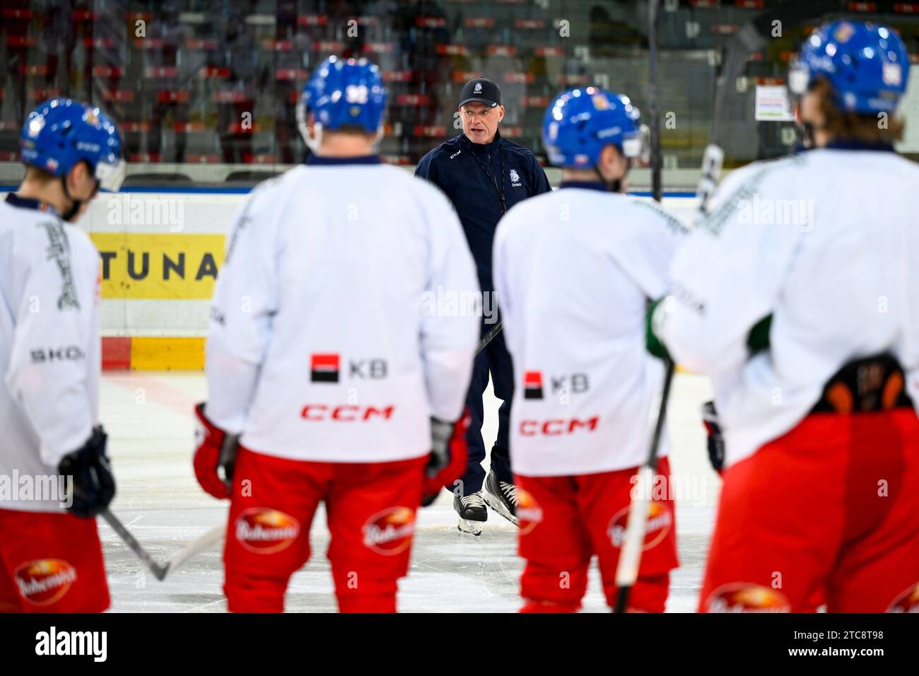 Prague, Czech Republic. 11th Dec, 2023. Head coach Radim Rulik, center
