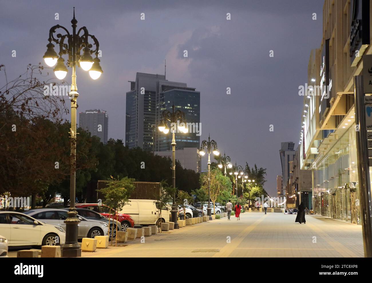 Evening shoppers in Riyadh Stock Photo