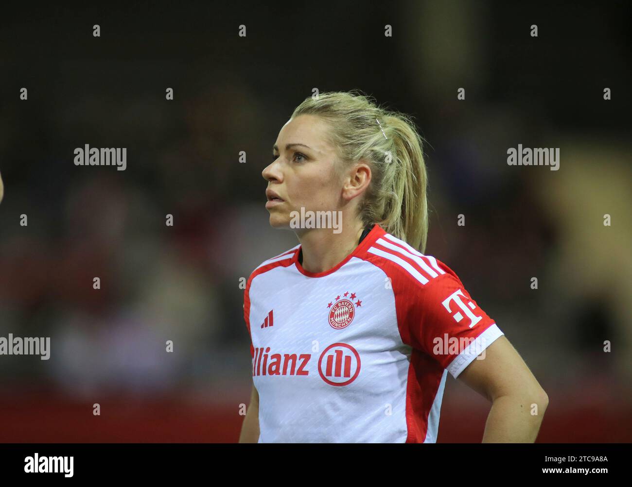Linda dallmann fc bayern munchen hi-res stock photography and images ...