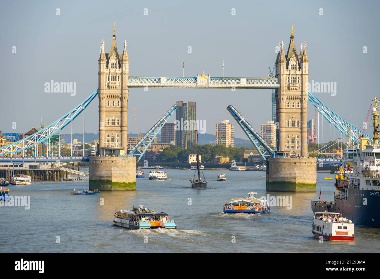 Passing through tower bridge into the pool of london hi-res stock ...