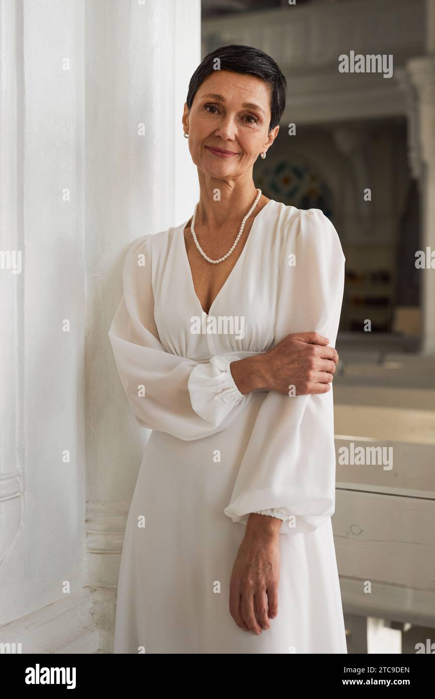 old lady in white dress 94-year-old grandma's dream comes true of wearing a wedding dress