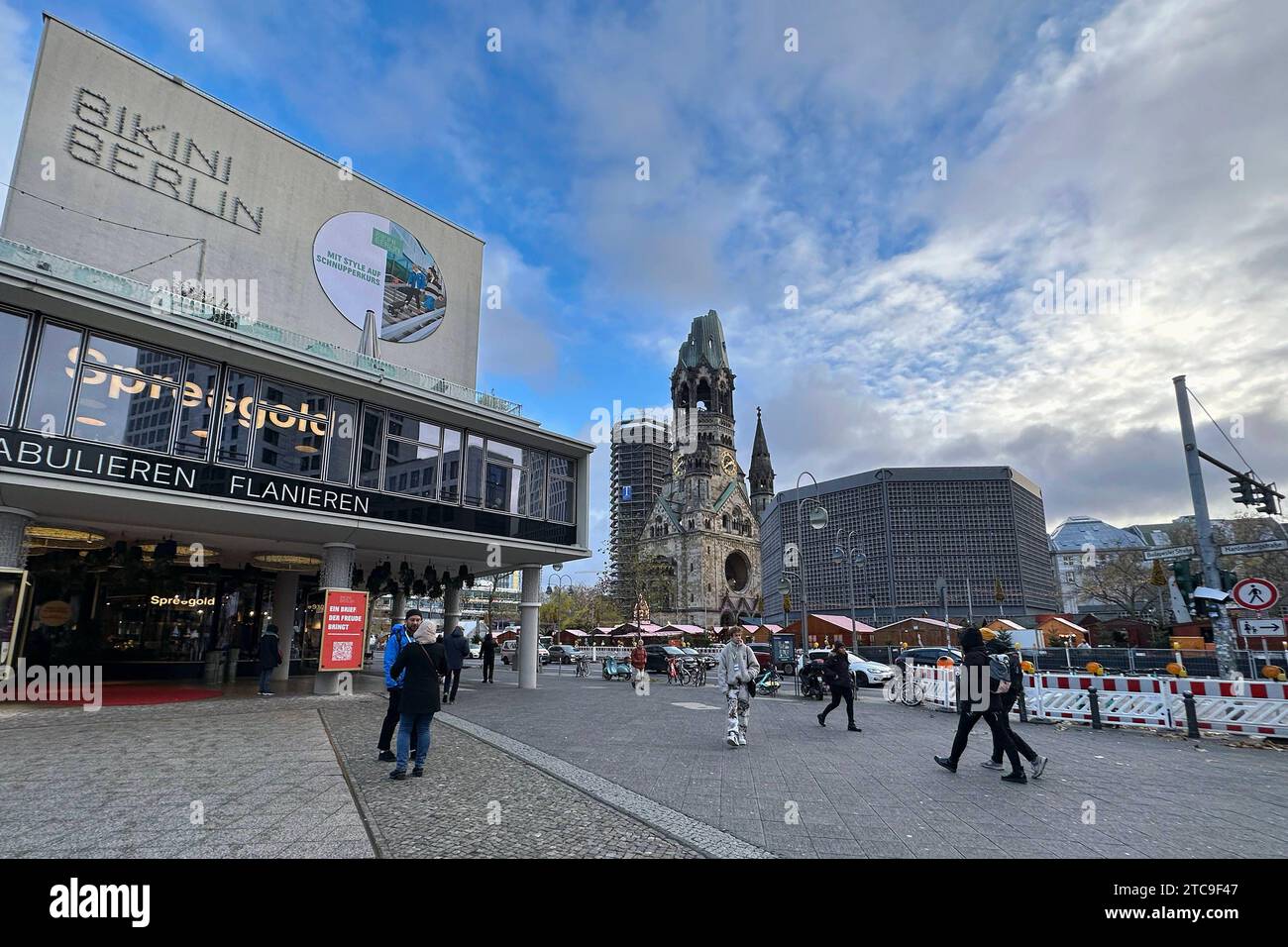 24.11.2023, Berlin, GER Menschen auf der Budapester Strasse vor der