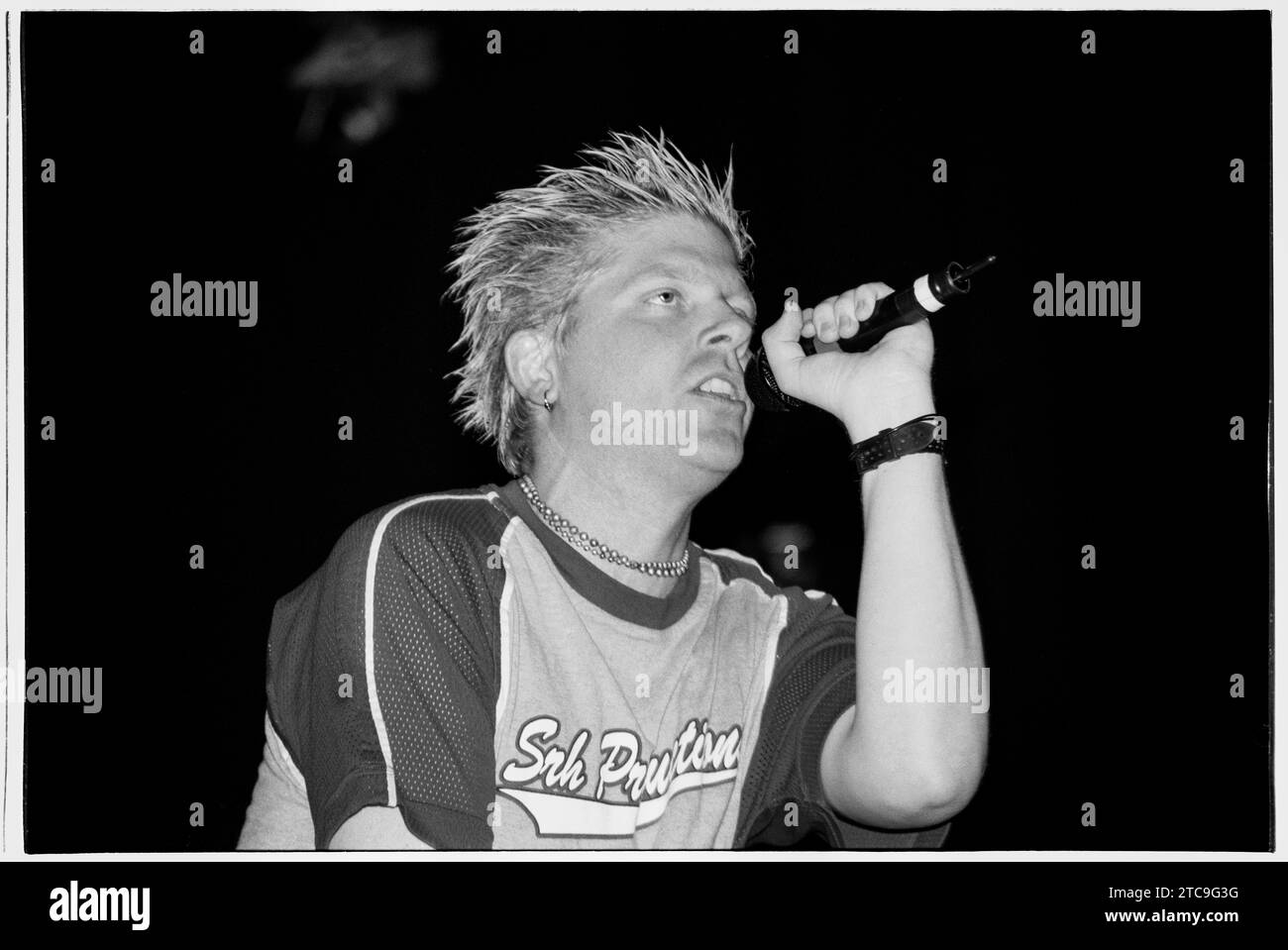 DEXTER HOLLAND, THE OFFSPRING, 1999: A young Dexter Holland of the rock band The Offspring playing at Reading Festival, England, UK on 29 August 1999. The band were touring with their iconic 5th studio album 'Americana' and its lead single the worldwide mega hit Pretty Fly (For a White Guy)'. Photo: Rob Watkins Stock Photo