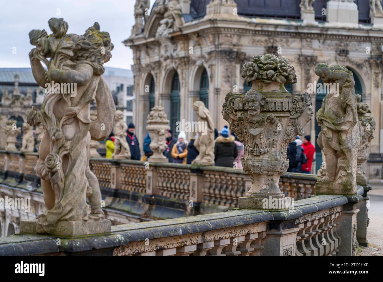 Figuren und Vasen aus Sandstein im Zwinger. Der Zwinger ist ein