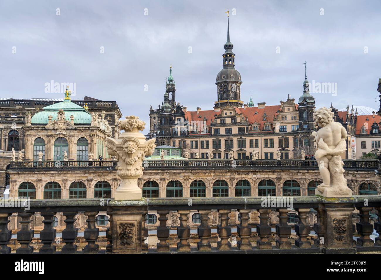 Figuren und Vasen aus Sandstein im Dresdener Zwinger. Im Hintergrund