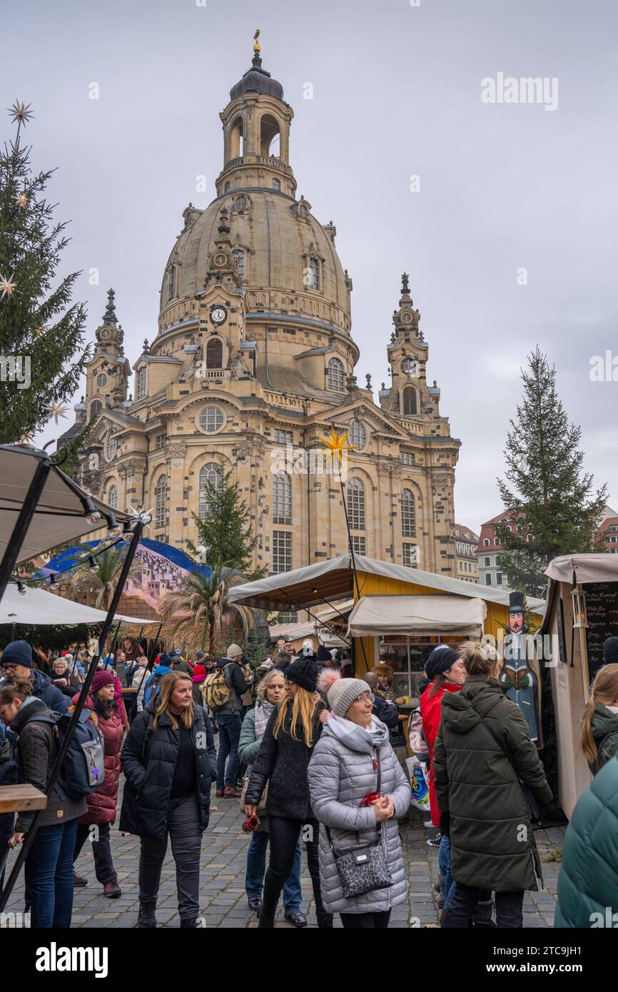 Weihnachtsmarkt auf dem Neumarkt vor der Frauenkirche in der Altstadt in Dresden. *** Christmas market on the Neumarkt in front of the Frauenkirche in Dresdens Old Town Credit: Imago/Alamy Live News Stock Photo
