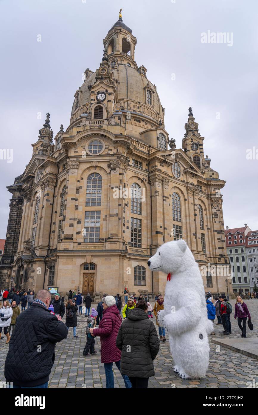 Ein großer Eisbär, mit dem sich Touristen fotografieren lassen können vor der Frauenkirche auf dem Weihnachtsmarkt auf dem Neumarkt in der Altstadt in Dresden. *** A large polar bear with which tourists can have their photo taken in front of the Frauenkirche at the Christmas market on the Neumarkt in Dresdens Old Town Credit: Imago/Alamy Live News Stock Photo