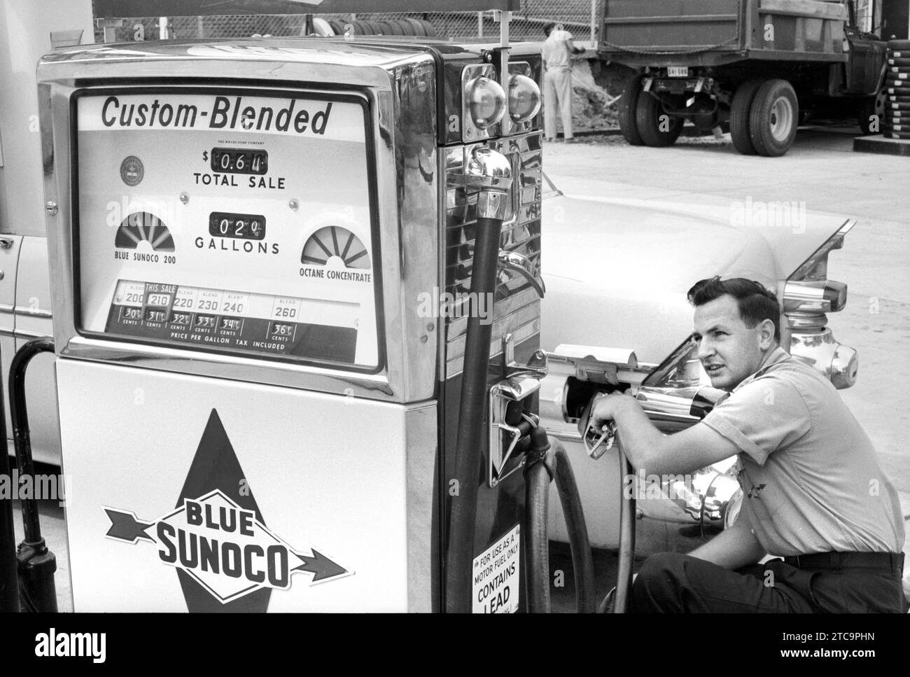 Gas station attendant filling car tank with custom blended gas at Sunoco gas station, Washington, D.C., USA, Thomas J. O'Halloran, U.S. News & World Report Magazine Photograph Collection, June 5, 1958 Stock Photo