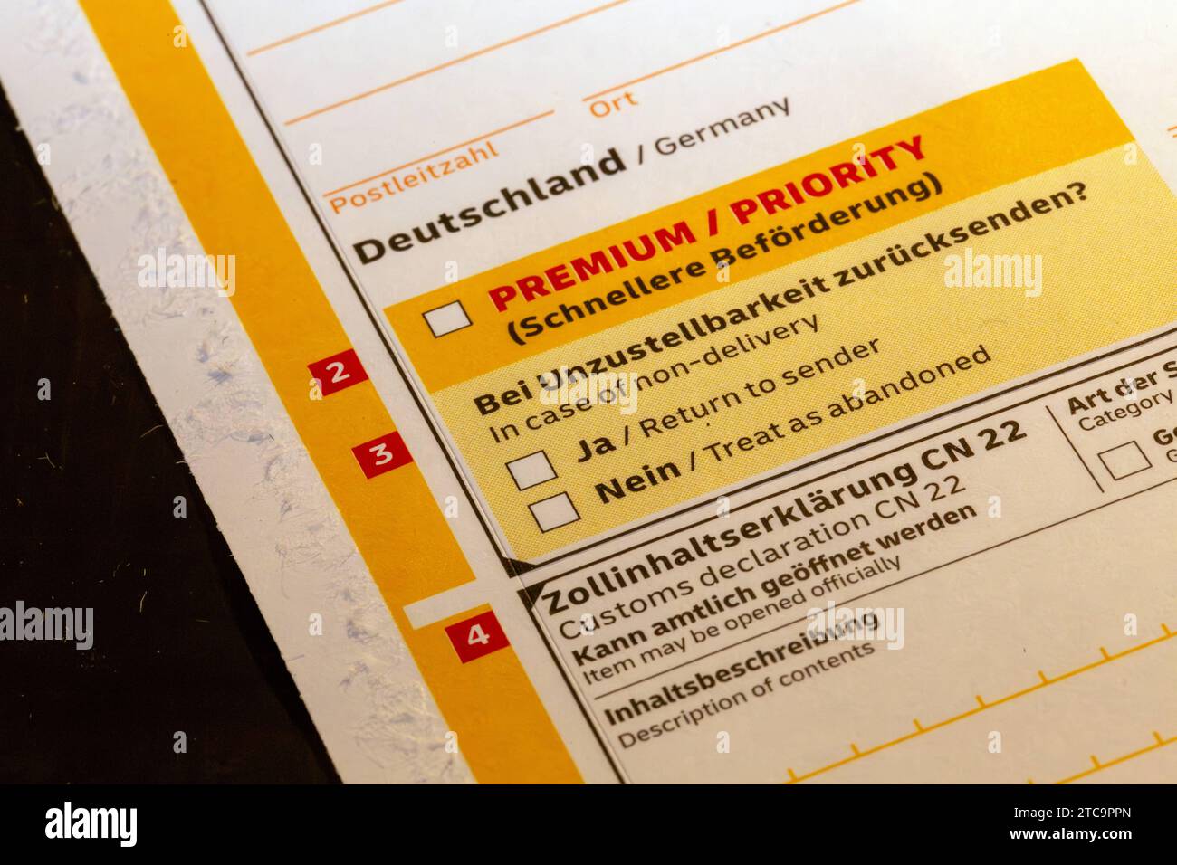 Nahaufnahme von einem Versandschein für Pakete und Päkchen der DHL