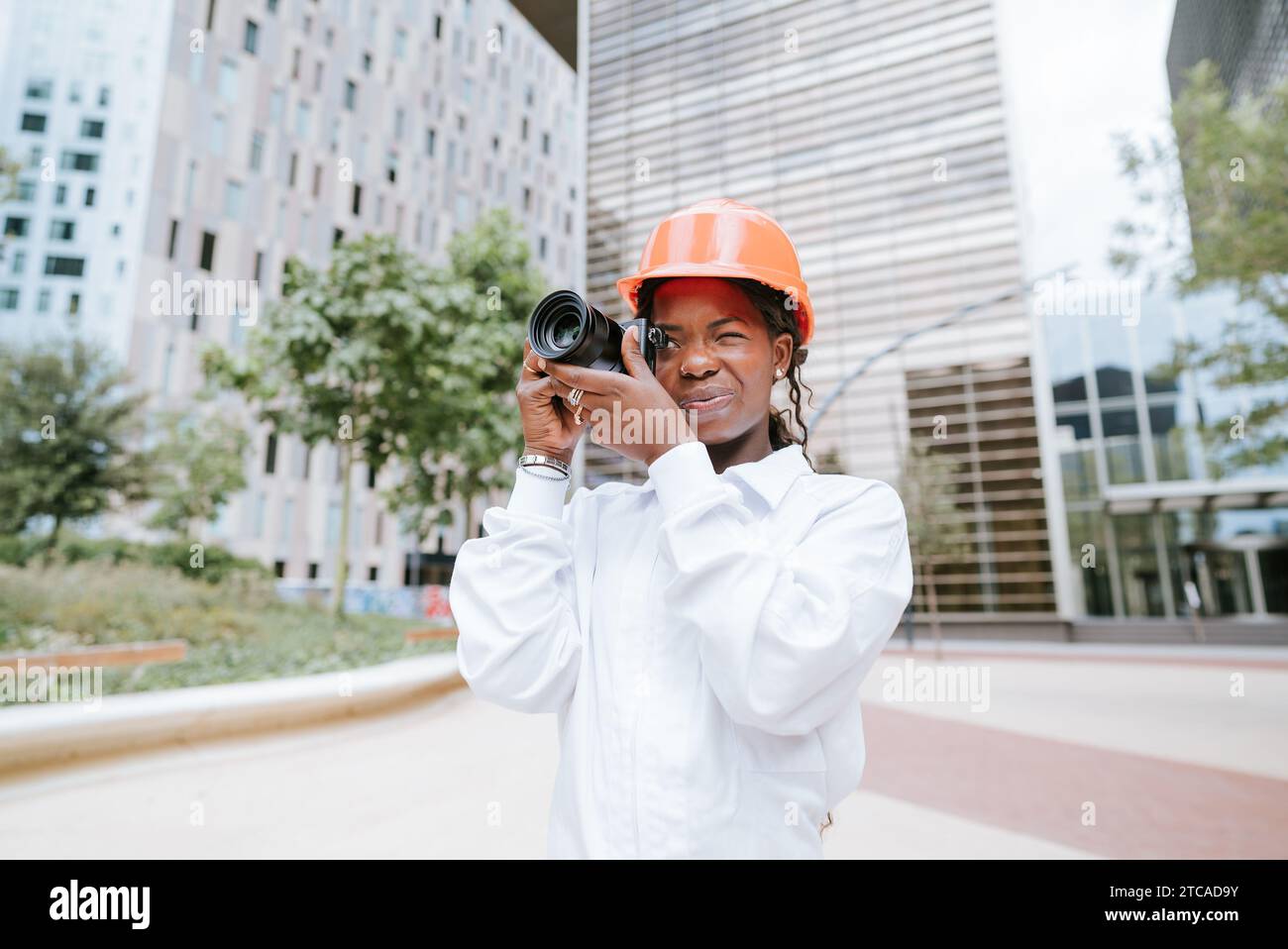 Black female architect taking photo on camera Stock Photo - Alamy