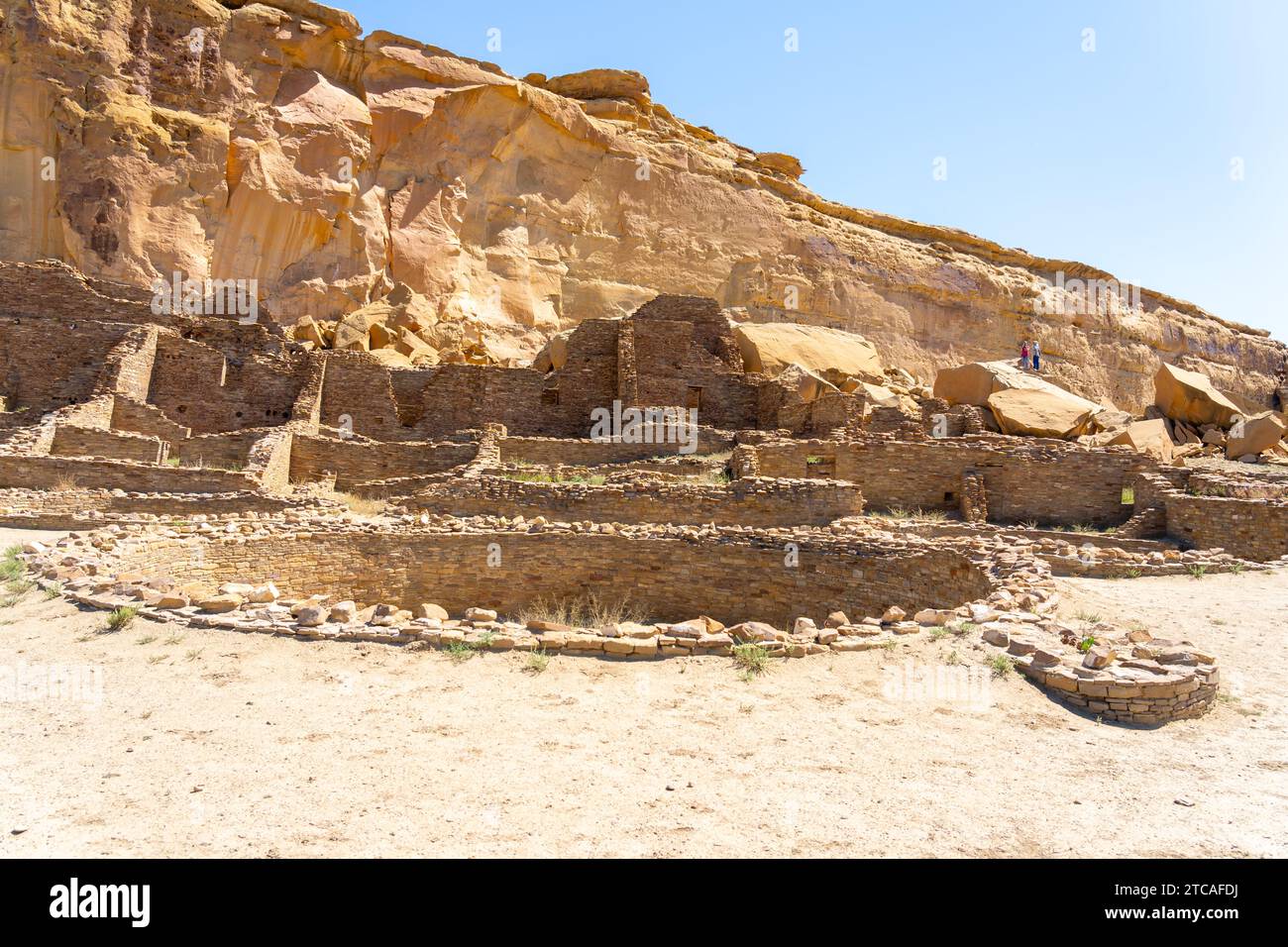 People visiting Ancient ruins at Pueblo Bonito in Chaco Culture National Historical Park, New Mexico, USA Stock Photo