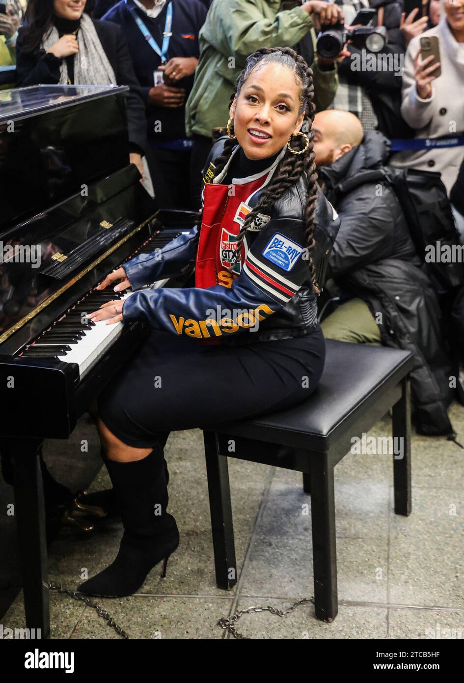 London, UK. 11th Dec, 2023. Music superstar, Alicia Keys treats commuters to a surprise performance using Elton John's piano at St Pancras International train station in London. Credit: SOPA Images Limited/Alamy Live News Stock Photo