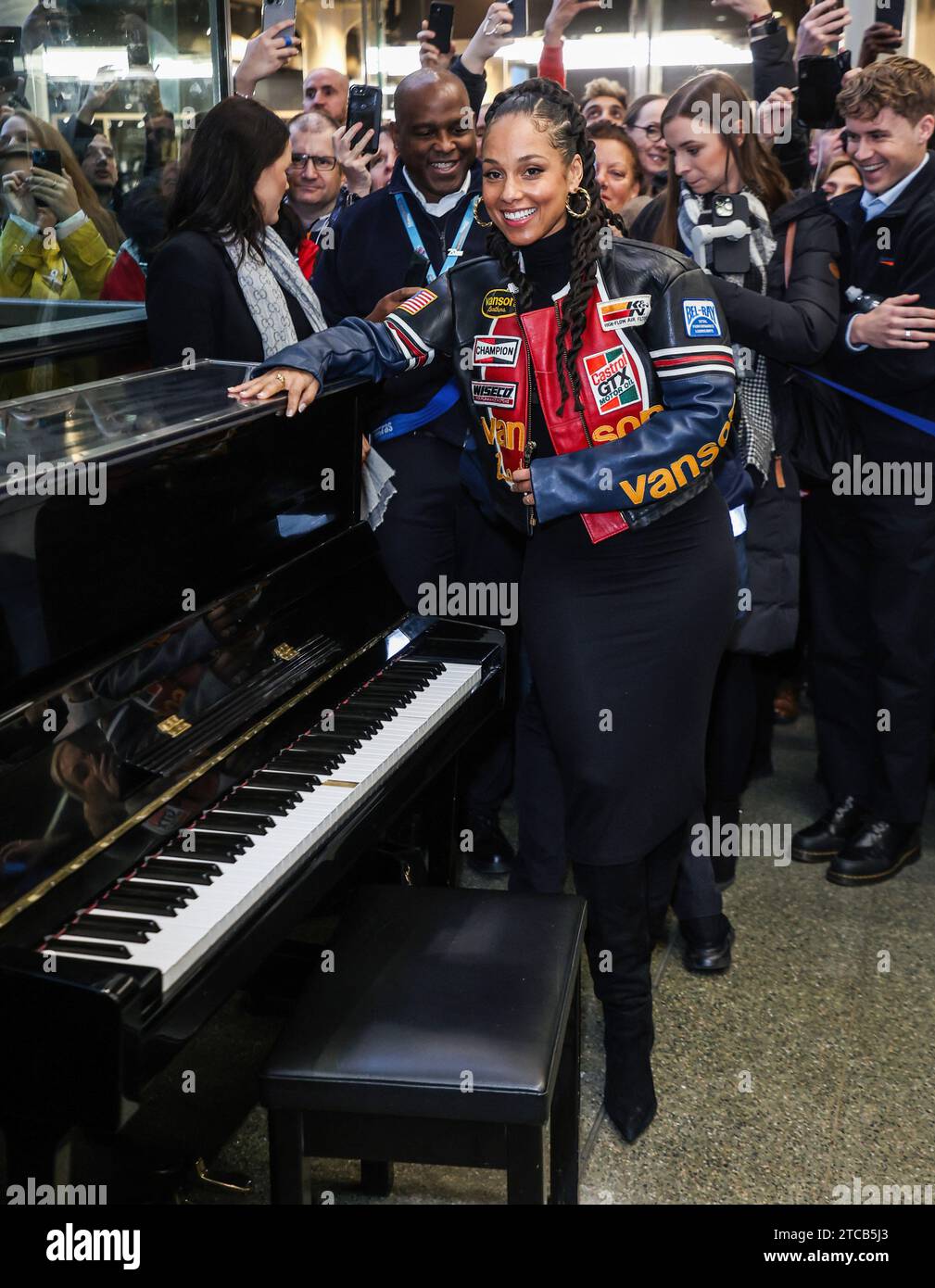 London, UK. 11th Dec, 2023. Music superstar, Alicia Keys treats