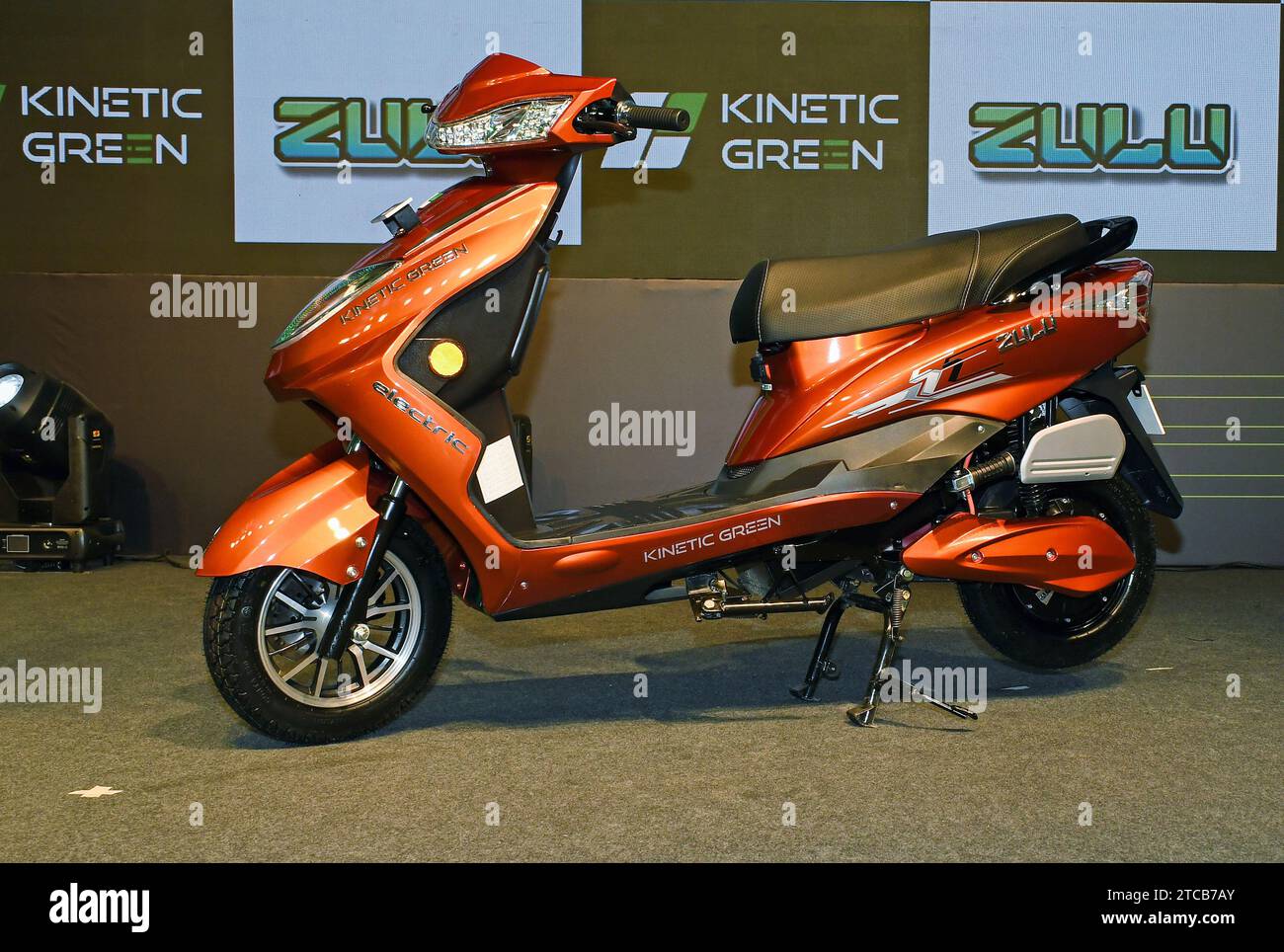 India electric scooters hi-res stock photography and images - Alamy