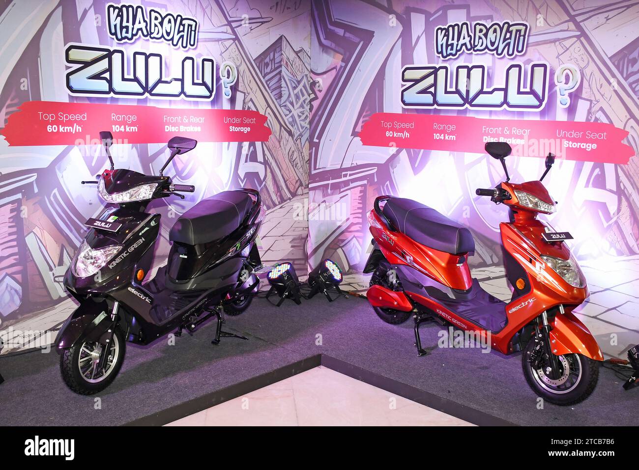 India electric scooters hi-res stock photography and images - Alamy