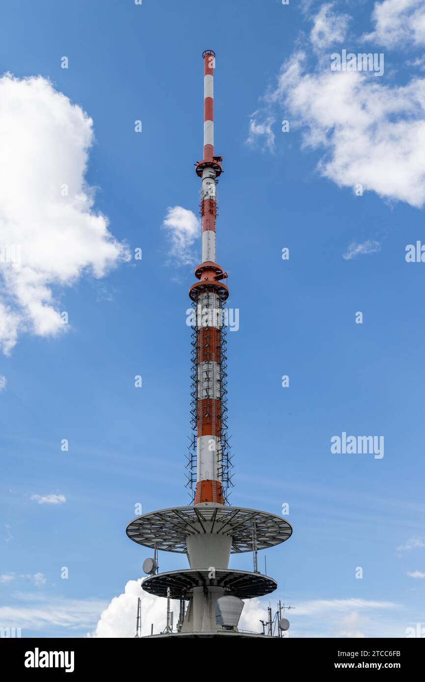 Big red white antenna tower hi-res stock photography and images - Alamy