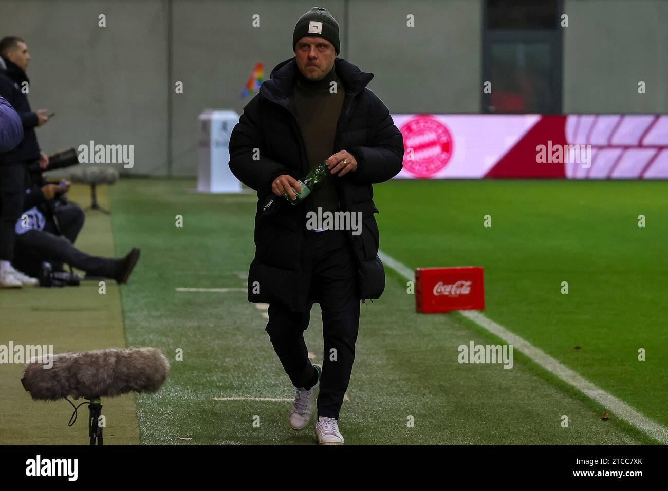 Muenchen, Deutschland. 11th Dec, 2023. Alexander Straus (FC Bayern Muenchen, Trainer) vor dem Spiel, Wasserflasche in der Hand, FC Bayern Muenchen vs. Bayer 04 Leverkusen, Fussball, Google Pixel Frauen Bundesliga, 9. Spieltag, Saison 23/24, 11.12.2023; DFL REGULATIONS PROHIBIT ANY USE OF PHOTOGRAPHS AS IMAGE SEQUENCES; Foto: Eibner-Pressefoto/Jenni Maul Credit: dpa/Alamy Live News Stock Photo