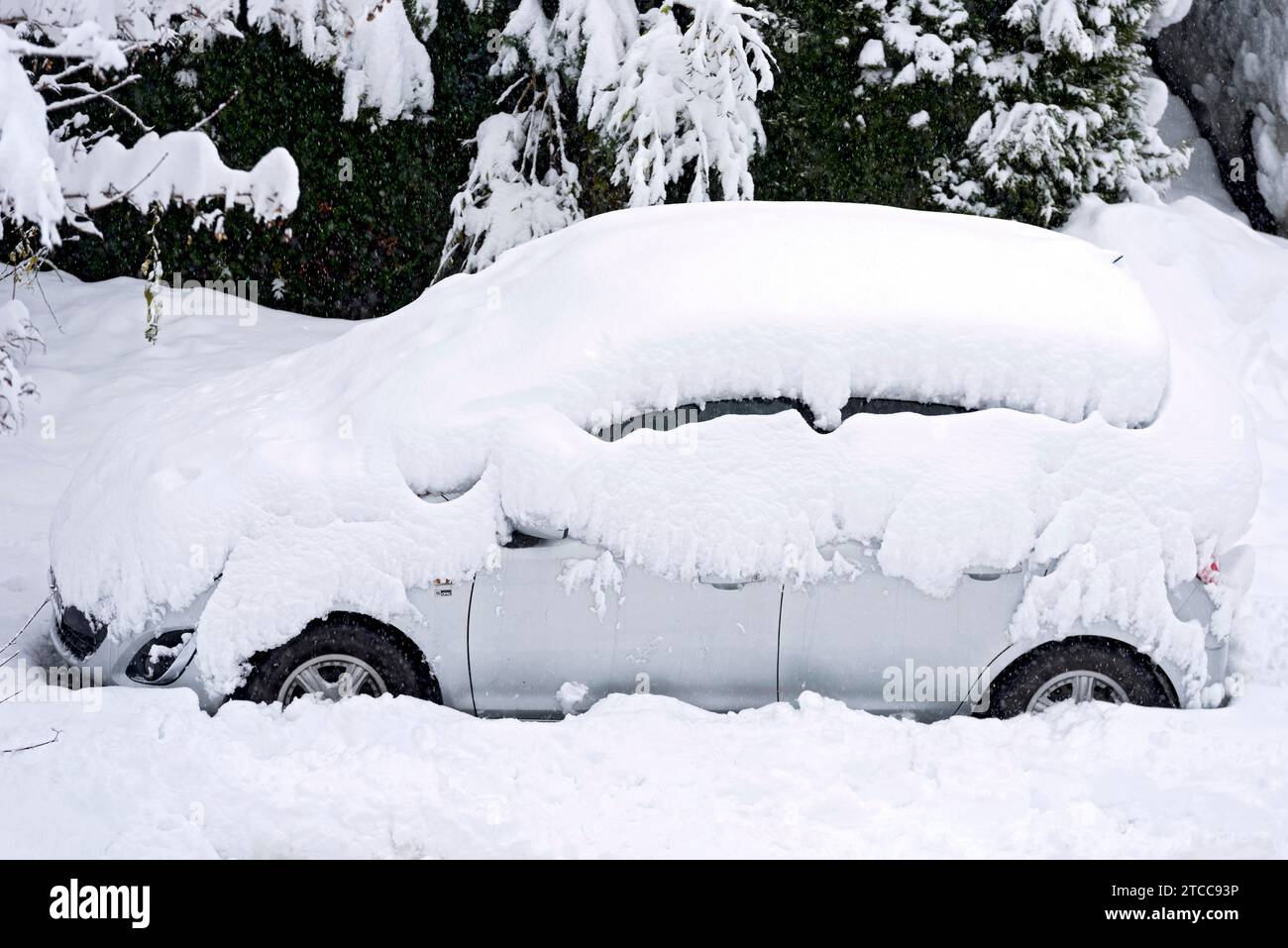 Car, passenger car, snowed in on car park, fresh snow, heavy snowfall, snow masses, snow chaos, onset of winter, Marzling, Freising, Upper Bavaria Stock Photo