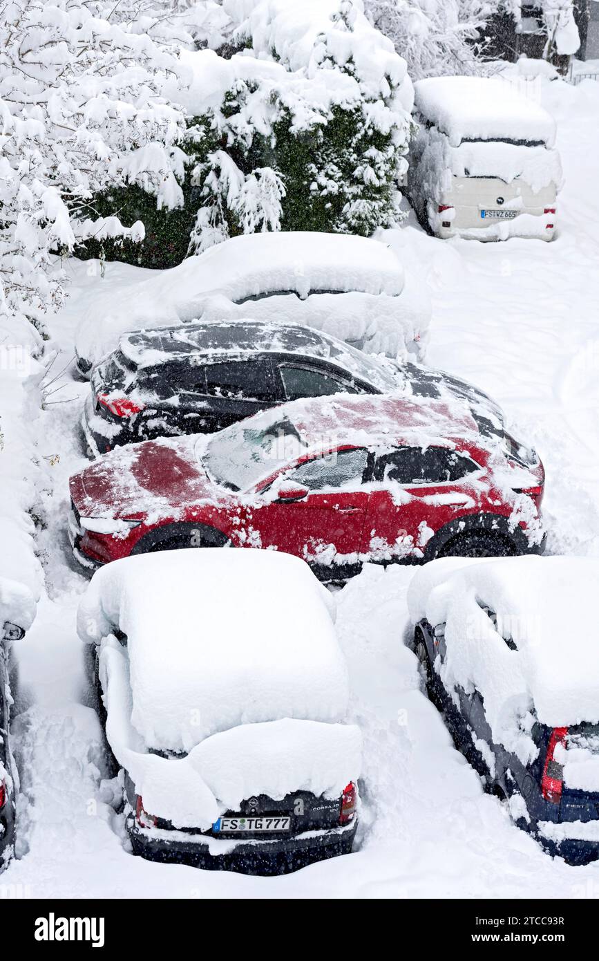 Cars, passenger cars, snowed in and freed from fresh snow, heavy snowfall, snow masses, snow chaos, onset of winter, Marzling, Freising, Upper Stock Photo