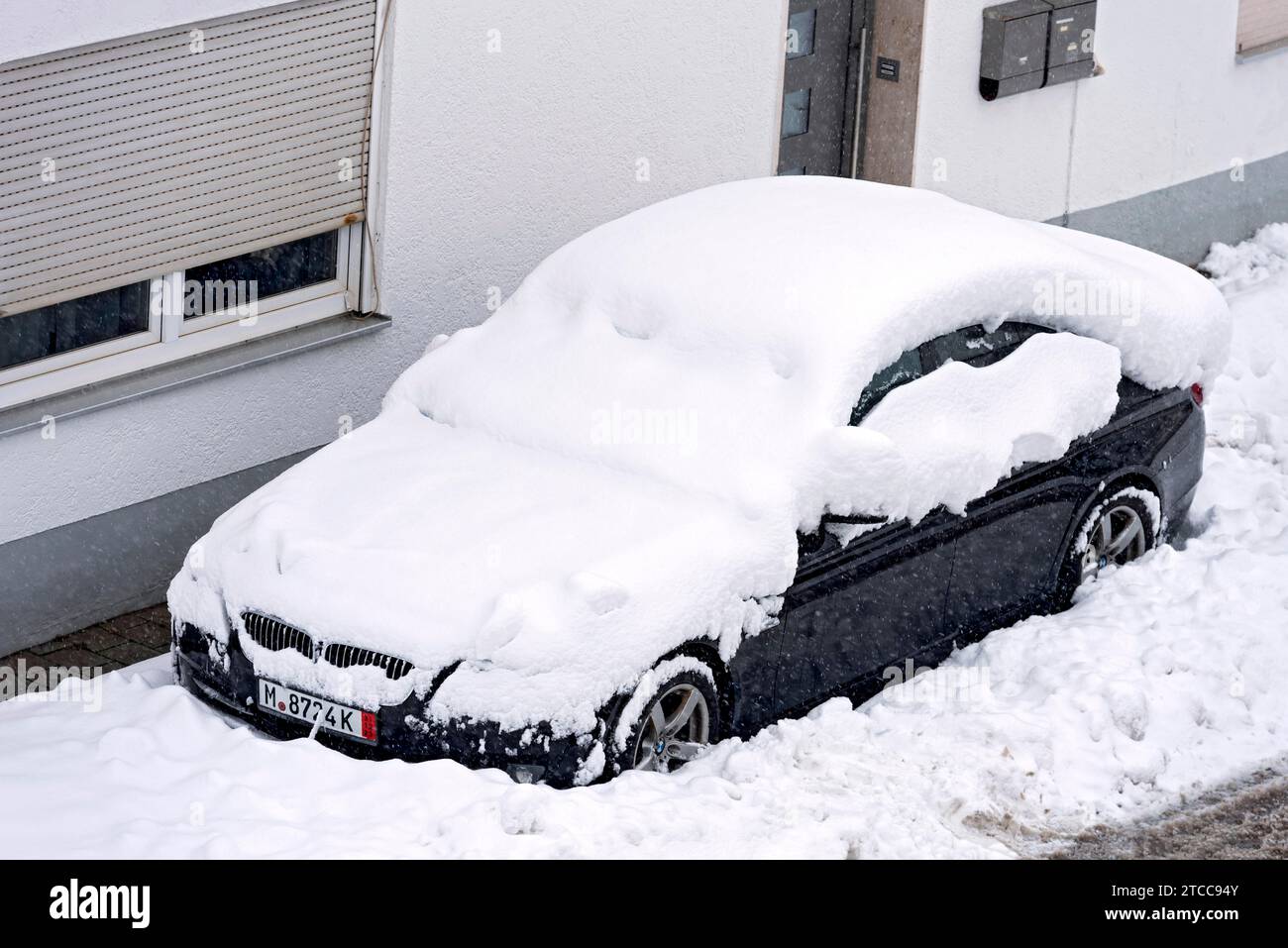 Car, car, snowed in on car park in front of house, fresh snow, heavy snowfall, masses of snow, snow chaos, onset of winter, Marzling, Freising, Upper Stock Photo