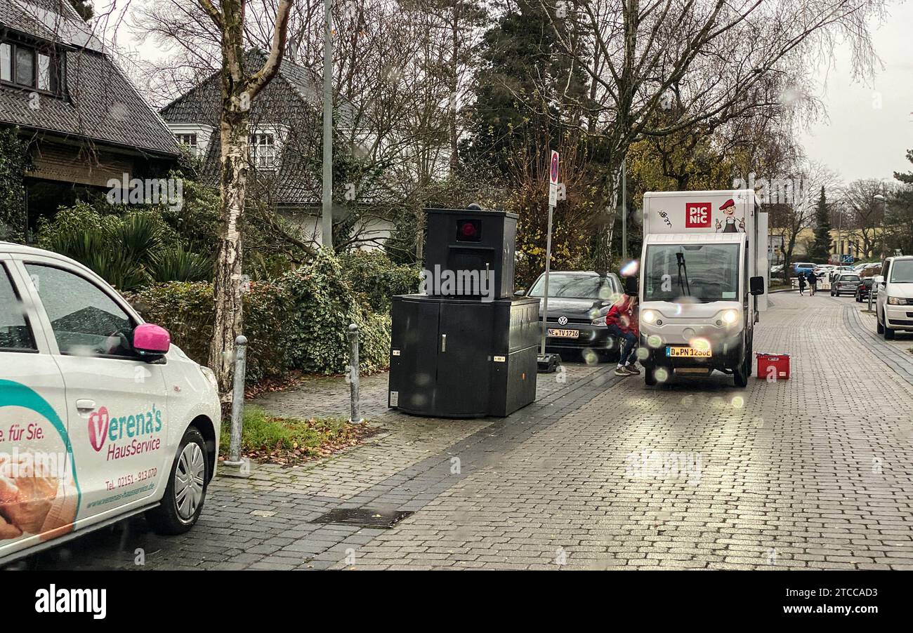 Ein Radarkasten Blitzer Blitzgerät in einer Spielstrasse in Krefeld-Hüls. Stock Photo