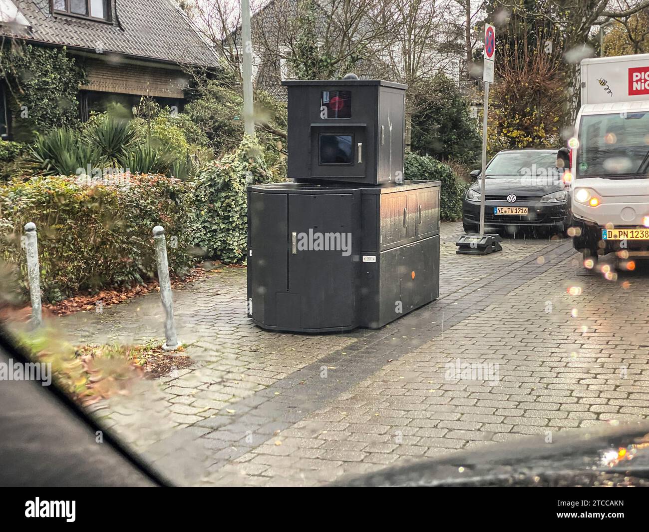 Ein Radarkasten Blitzer Blitzgerät in einer Spielstrasse in Krefeld-Hüls. Stock Photo