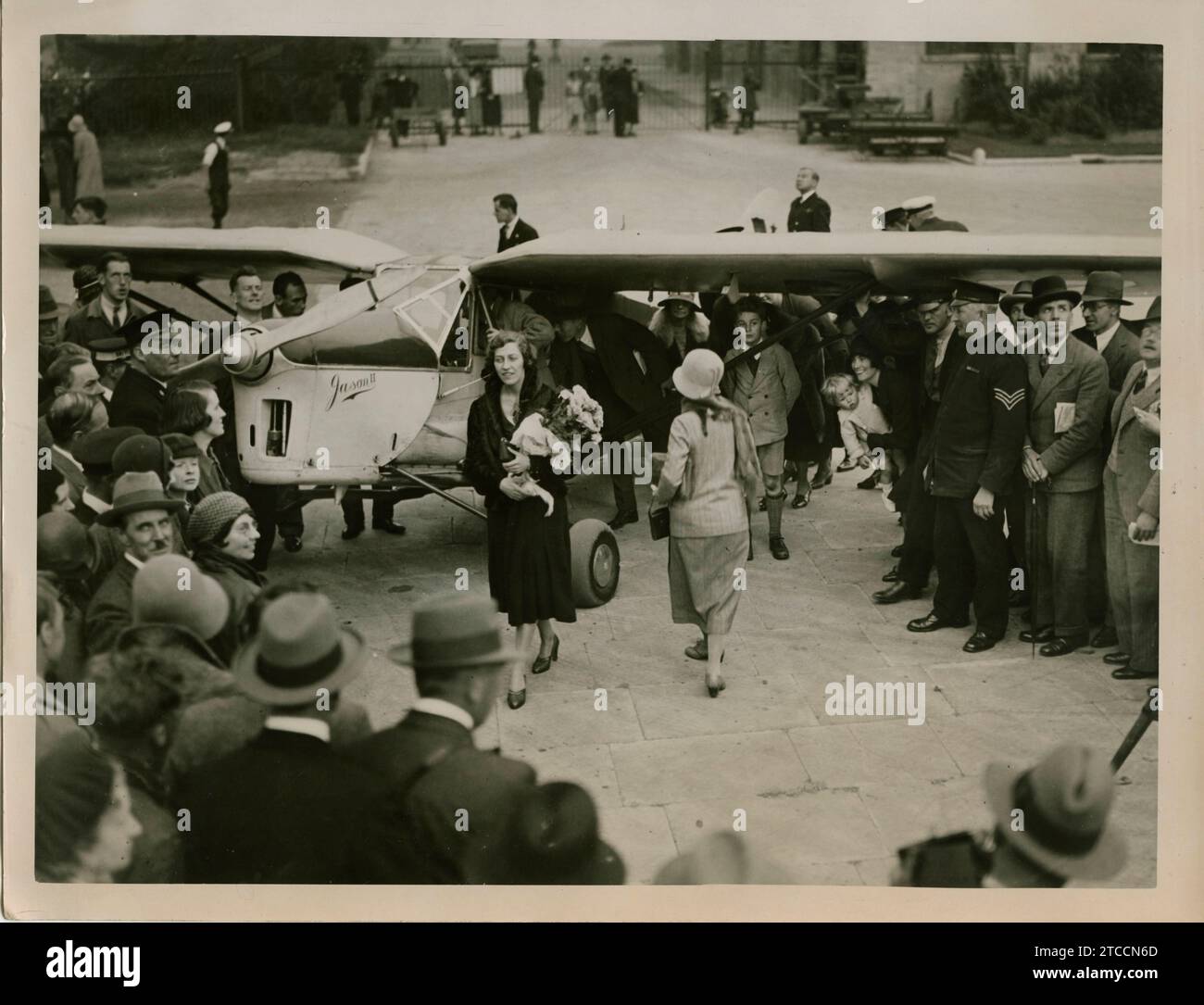 London. 09/09/1931. Aviator Amy Johnson lands in Croydon (London), from ...