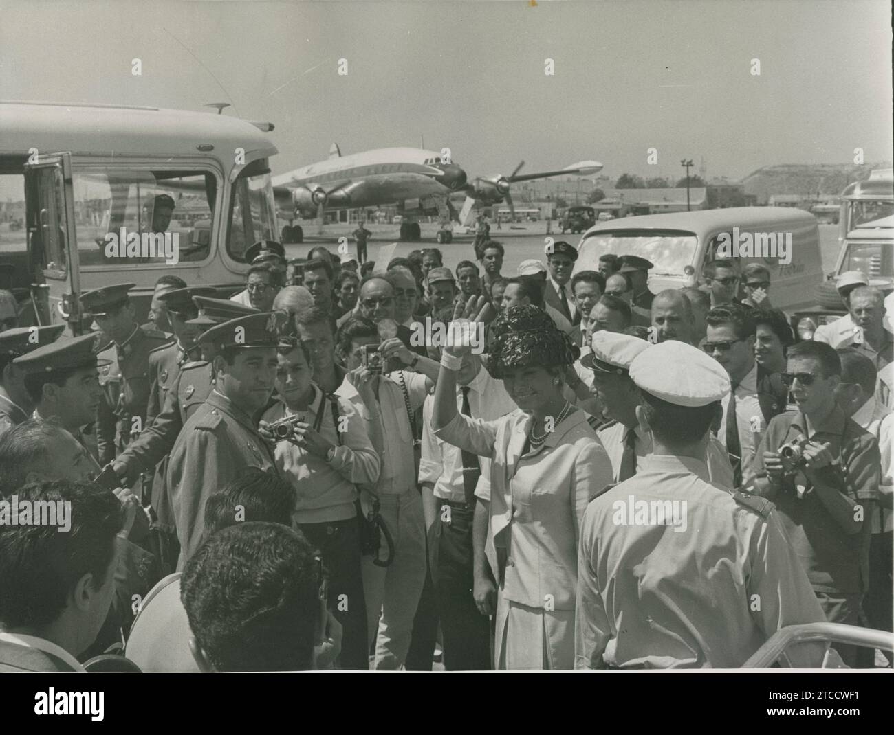 Madrid, Barajas Airport, 1961. Sofía Loren greets upon arriving in Madrid, surrounded by journalists and police officers. Credit: Album / Archivo ABC / Teodoro Naranjo Domínguez Stock Photo